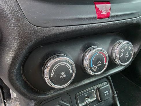 Used 2017 Jeep Renegade Sport FWD image 10