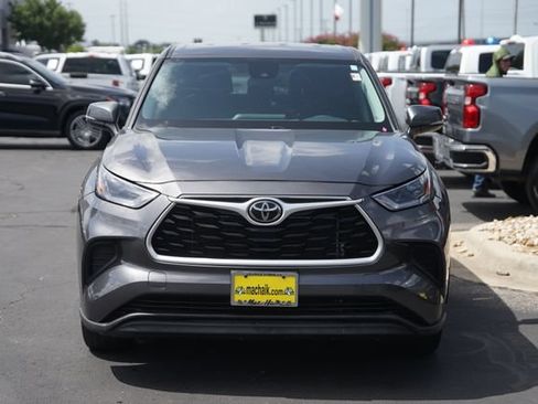 Used 2021 Toyota Highlander L FWD image 3