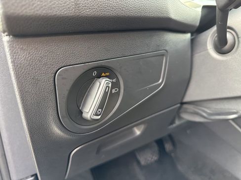 Used 2024 Volkswagen Tiguan SE image 11