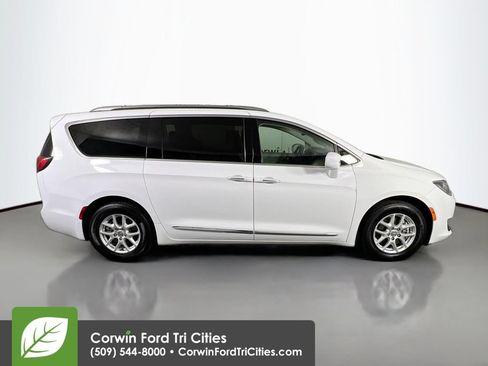 Used 2020 Chrysler Pacifica Touring-L FWD image 19