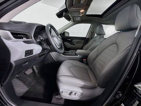 Used 2023 Toyota Highlander XLE FWD image 12