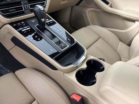 Certified 2024 Porsche Macan Turbo AWD/4WD image 31