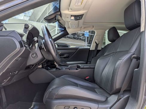 Used 2022 Lexus ES 350 Ultra Luxury w/ Accessory Package 2 FWD image 2