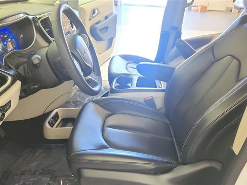 Used 2023 Chrysler Pacifica Touring-L FWD image 23