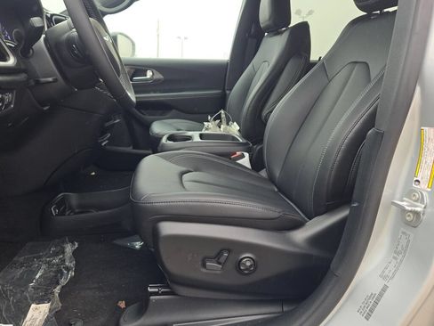 New 2026 Chrysler Pacifica Select FWD image 23