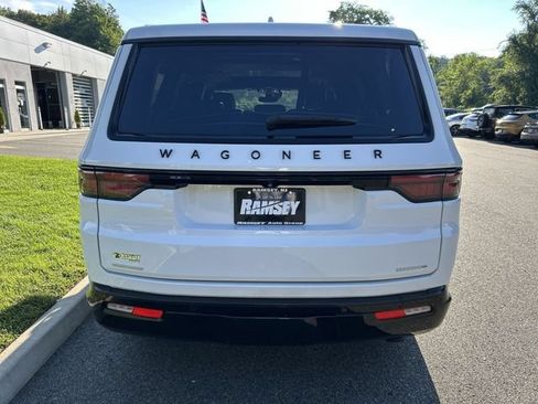 Used 2023 Jeep Wagoneer Series III w/ Premium Group I AWD/4WD image 7