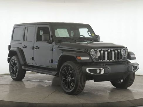 Used 2025 Jeep Wrangler Unlimited Sahara image 2