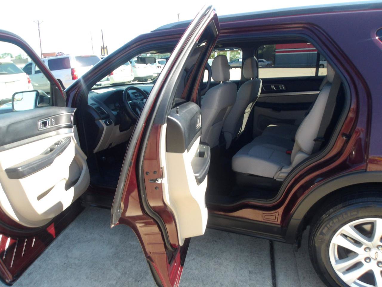 Used 2018 Ford Explorer XLT FWD image 15