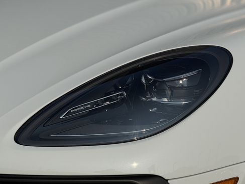 Certified 2025 Porsche Macan AWD/4WD image 16