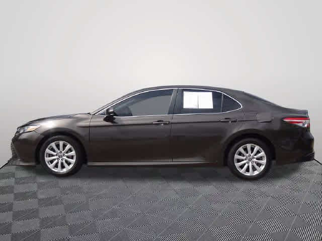 Used 2018 Toyota Camry LE FWD image 2