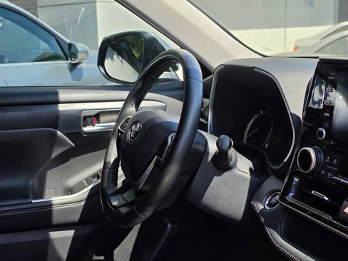 Used 2022 Toyota Highlander XLE AWD/4WD image 9