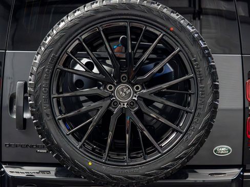 Used 2023 Land Rover Defender 130 X-Dynamic SE image 18