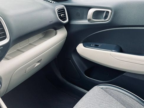 Used 2021 Hyundai Venue FWD image 34