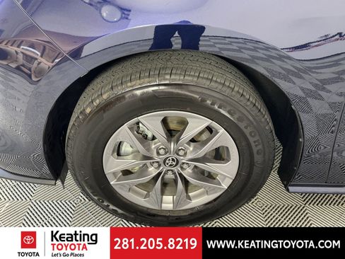 Certified 2025 Toyota Sienna XLE image 33