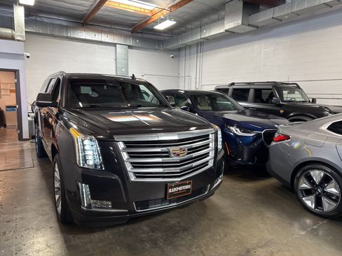 Used 2017 Cadillac Escalade ESV Platinum image 3