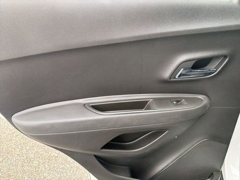 Used 2017 Chevrolet Trax LT w/ LT Convenience Package image 10