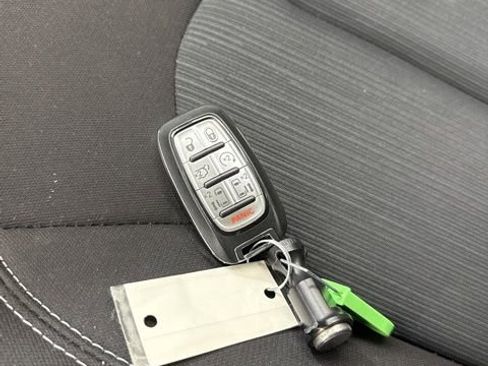 Used 2022 Chrysler Voyager LX FWD image 29