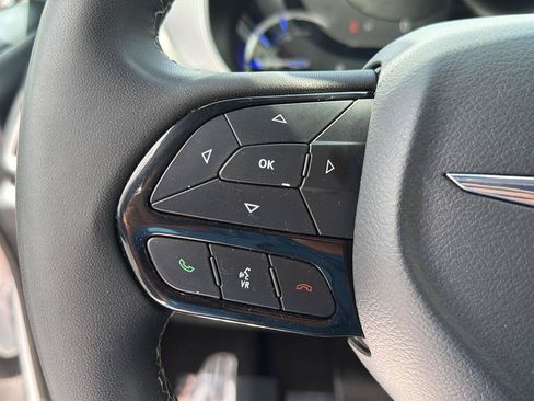 Used 2024 Chrysler Pacifica Limited FWD image 19