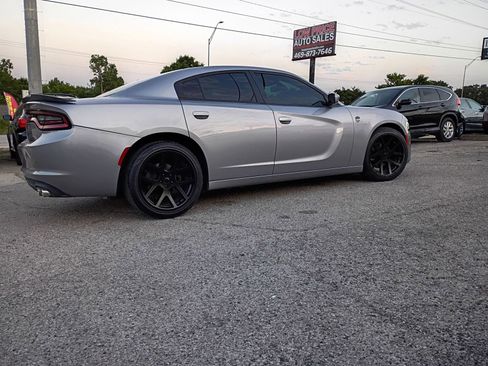 Used 2017 Dodge Charger SE RWD image 6