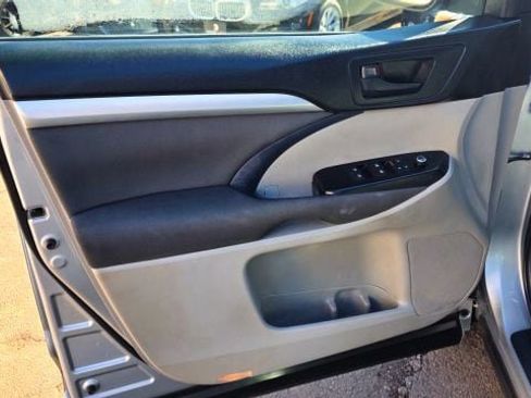 Used 2016 Toyota Highlander LE image 11