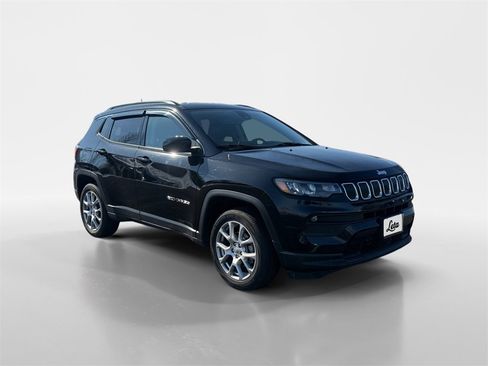 Used 2022 Jeep Compass Latitude image 2