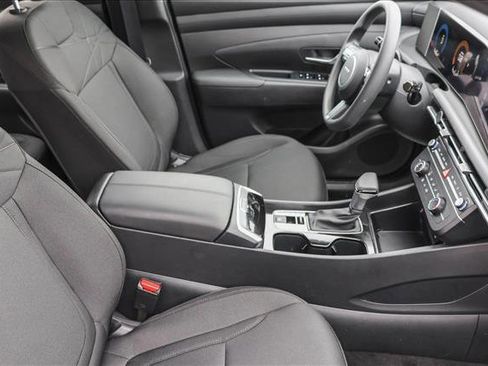 Certified 2025 Hyundai Tucson SE image 28