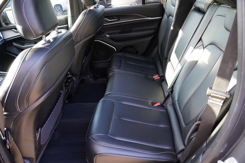 Used 2026 Jeep Grand Cherokee Limited w/ Limited Altitude Package AWD/4WD image 17