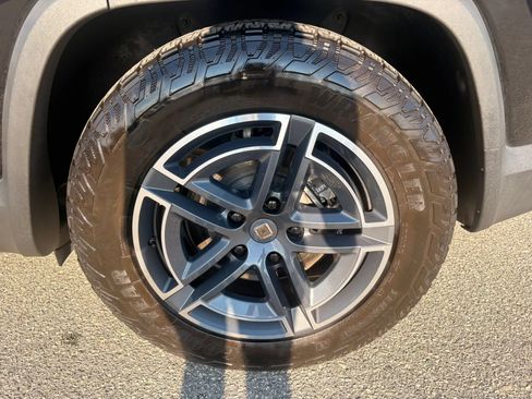 Used 2025 Rivian R1S Adventure AWD/4WD image 29