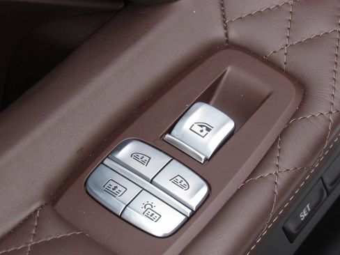 Used 2020 BMW ALPINA B7 xDrive w/ Luxury Rear Seating Package image 19