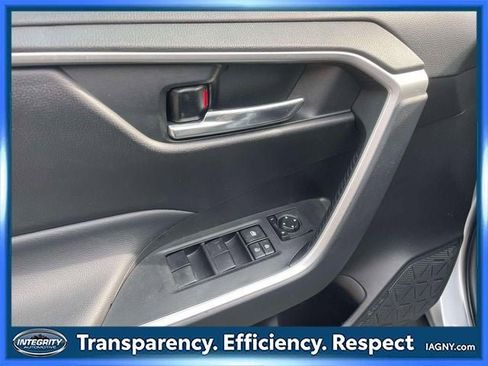 Used 2022 Toyota RAV4 XLE w/ Carpet Mat Package (TMS) image 17