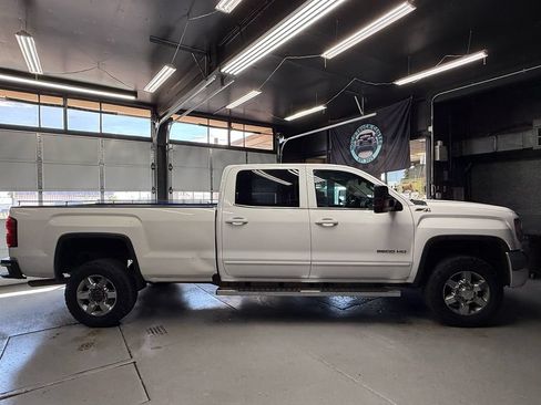 Used 2018 GMC Sierra 2500 SLE w/ HD SLE Preferred Plus Package AWD/4WD image 4