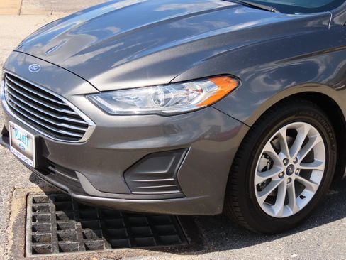 Used 2020 Ford Fusion SE image 3