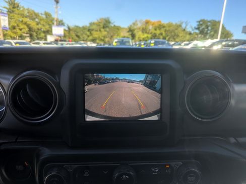 Used 2022 Jeep Wrangler Unlimited Sport image 23