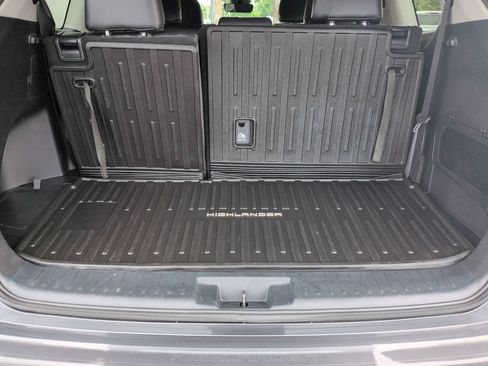Used 2022 Toyota Highlander XLE AWD/4WD image 23