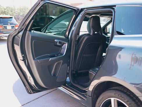 Used 2016 Volvo XC60 T6 R-Design Platinum w/ Climate Package image 12