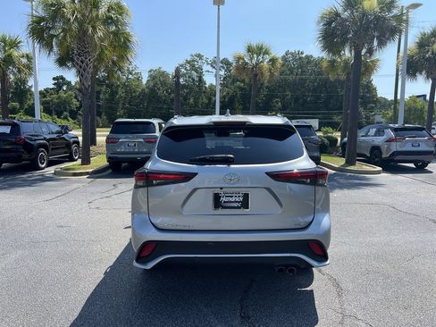 Used 2024 Toyota Highlander XSE FWD image 9