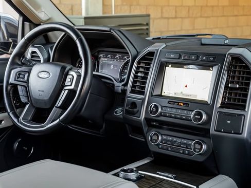 Used 2018 Ford Expedition Platinum RWD image 32
