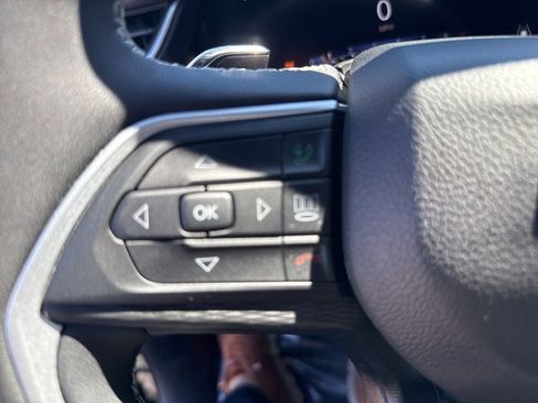 Used 2023 Jeep Grand Cherokee Altitude image 38