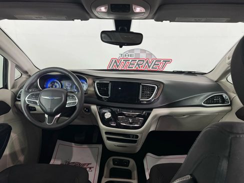 Used 2017 Chrysler Pacifica Touring w/ Tire & Wheel Group image 11