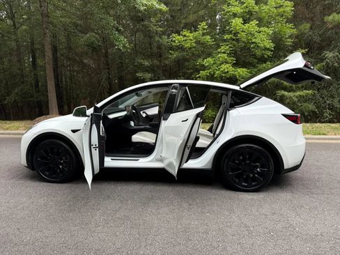 Used 2022 Tesla Model Y Long Range AWD/4WD image 24