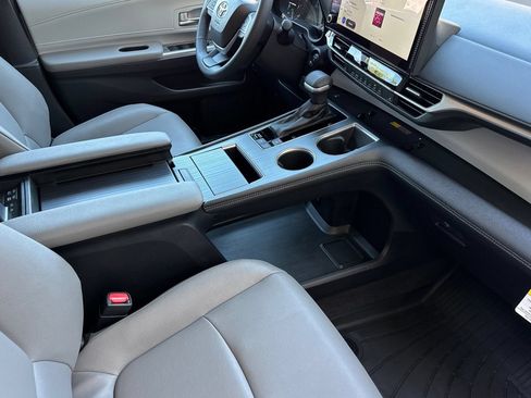 Used 2026 Toyota Sienna XLE FWD image 18