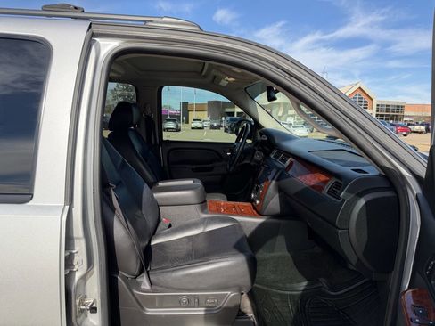 Used 2012 Chevrolet Avalanche LTZ image 10