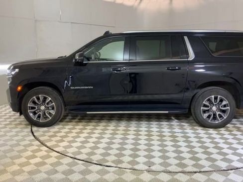 Used 2022 Chevrolet Suburban LT w/ Luxury Package image 5