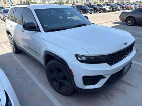 Used 2023 Jeep Grand Cherokee Altitude RWD image 4