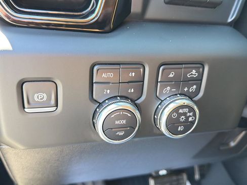 Used 2024 GMC Sierra 2500 AT4 w/ AT4 Premium Plus Package AWD/4WD image 12