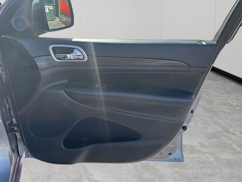 Used 2019 Jeep Grand Cherokee Altitude image 13