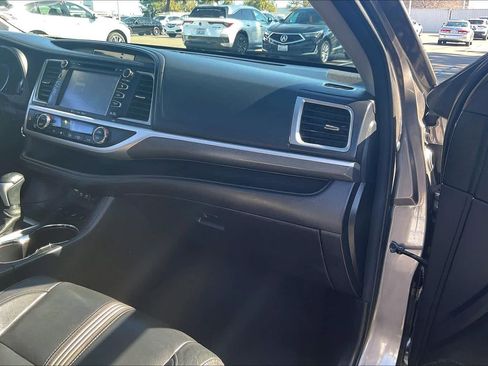Used 2017 Toyota Highlander SE image 18