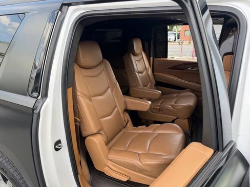 Used 2017 Cadillac Escalade ESV Platinum AWD/4WD image 14