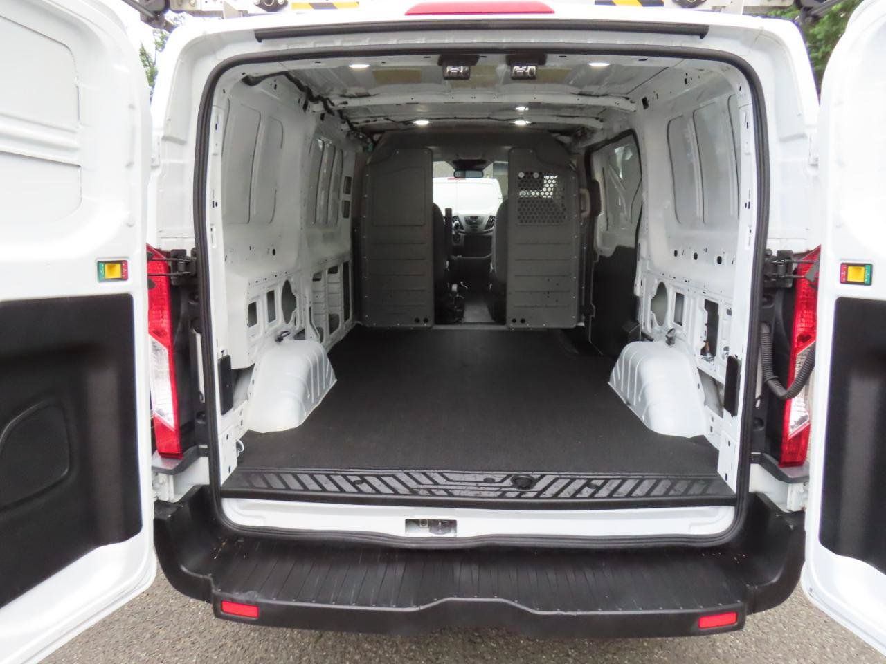 Used 2018 Ford Transit 250 130 Low Roof RWD image 9