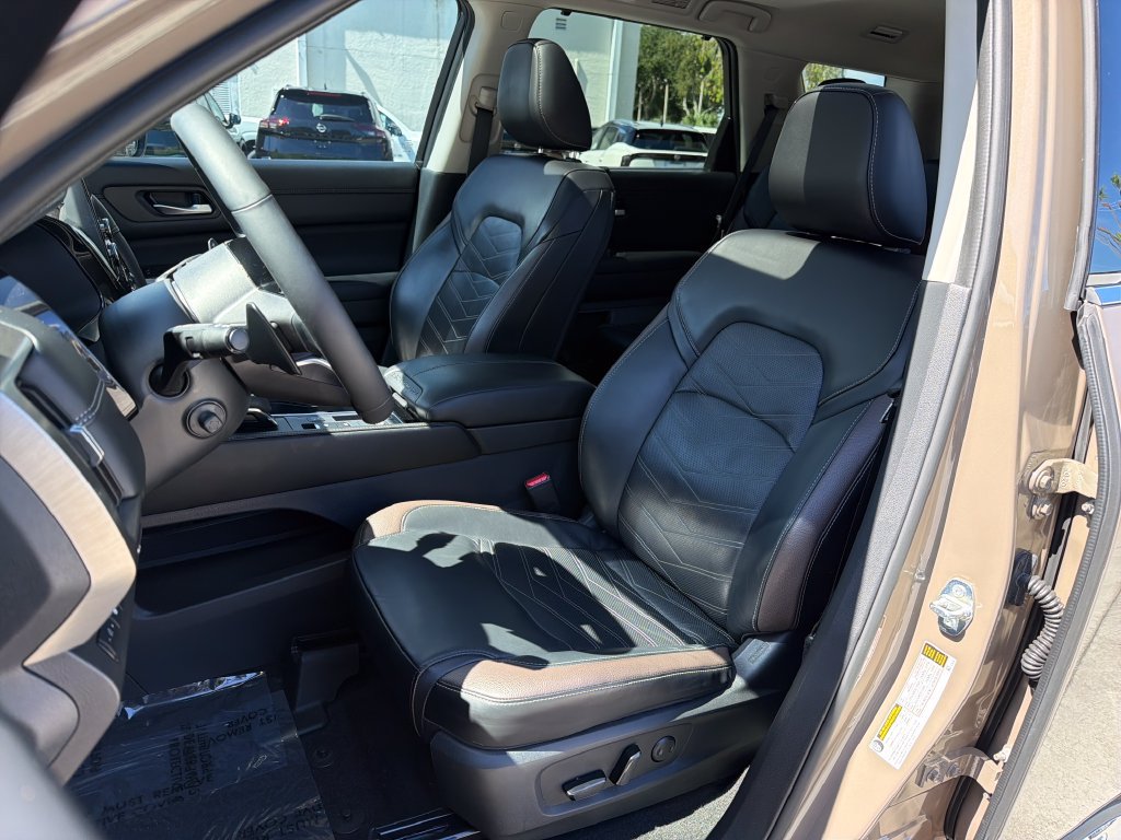 Used 2024 Nissan Pathfinder Platinum FWD image 31